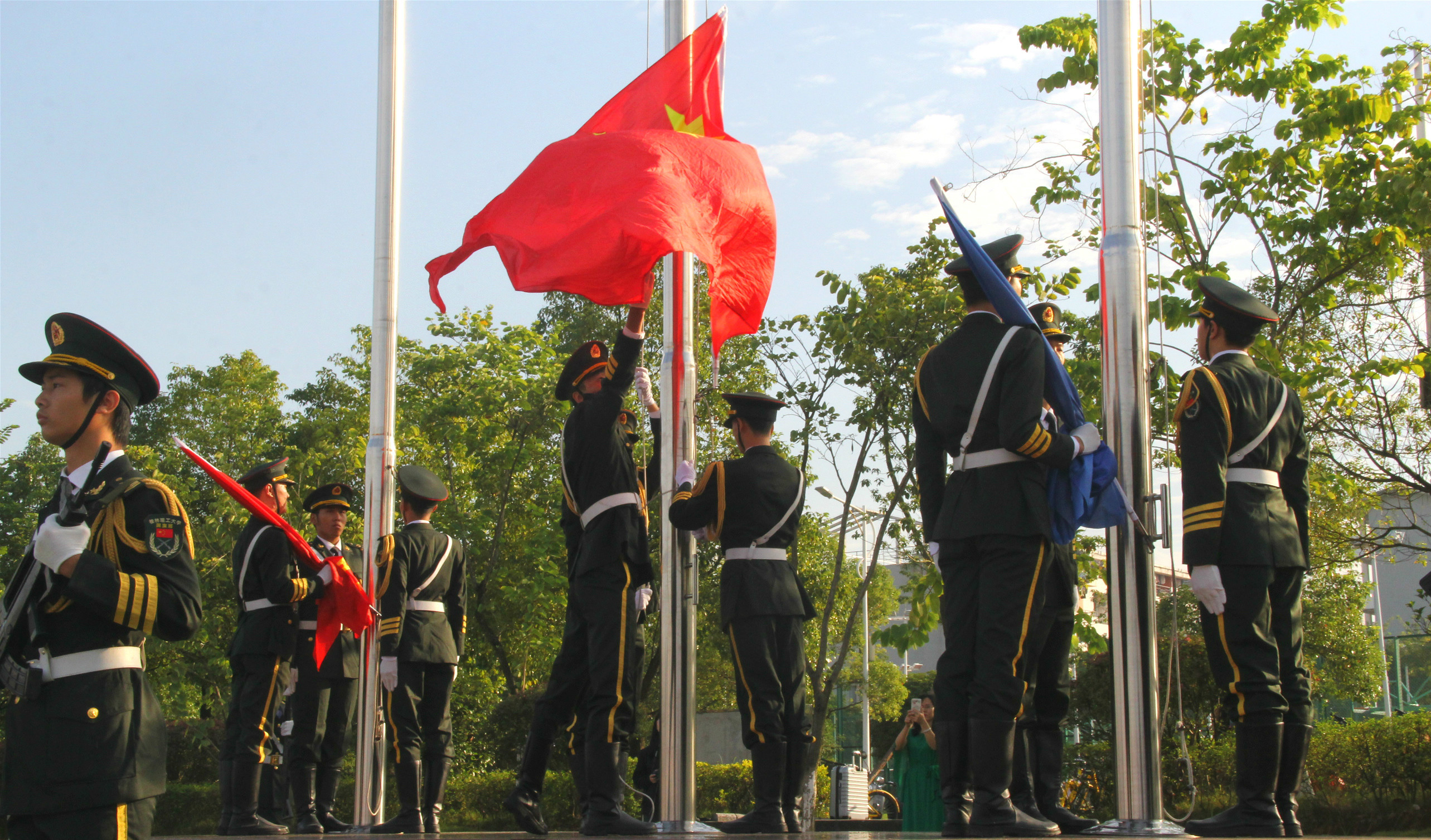 我校举行国庆升旗仪式,共庆祖国69岁华诞