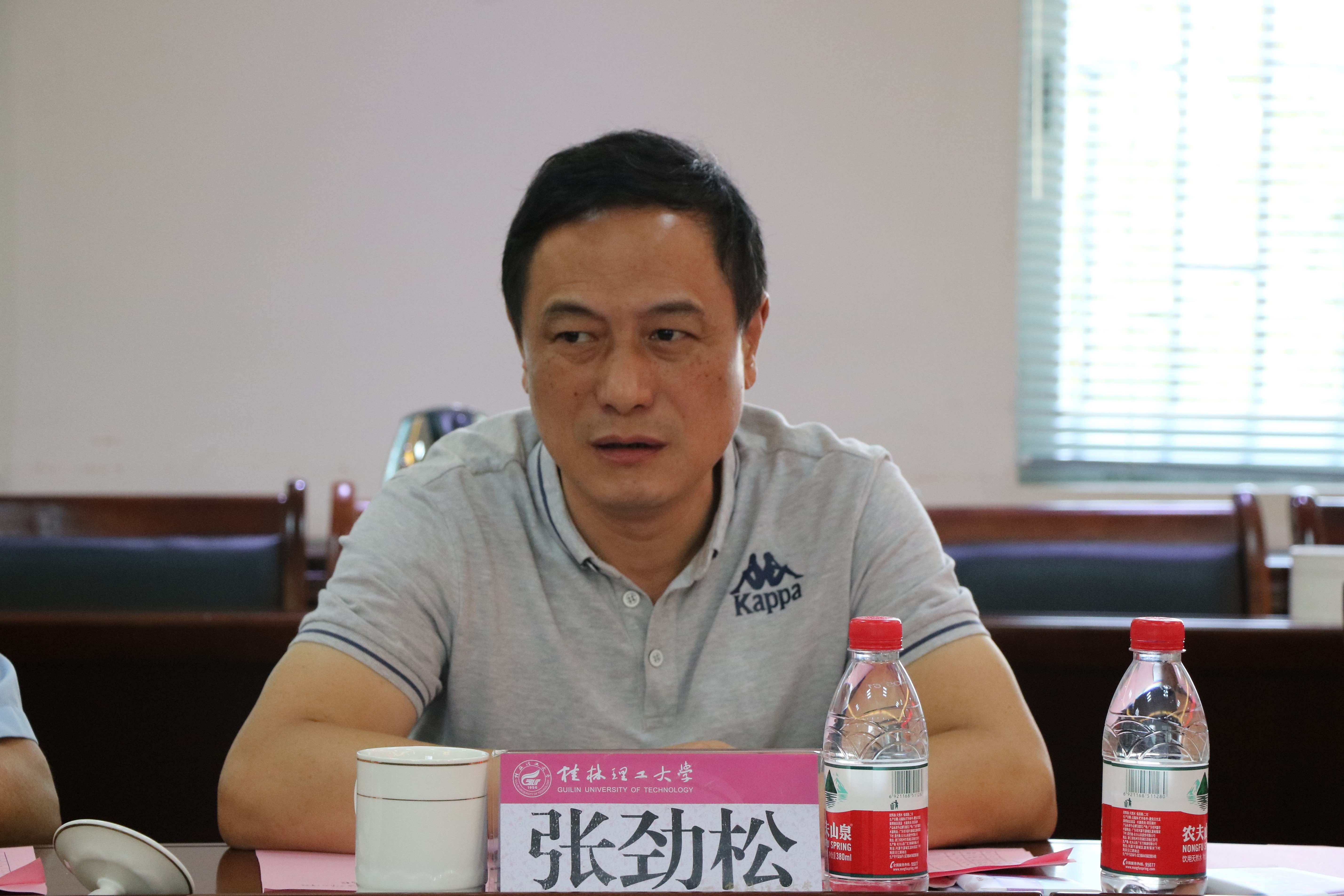 学校副厅级调研员张劲松在座谈会上发言