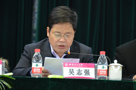 吴志强副校长宣读2011-2012学年度国家级,自治区级,校级学生先进集体