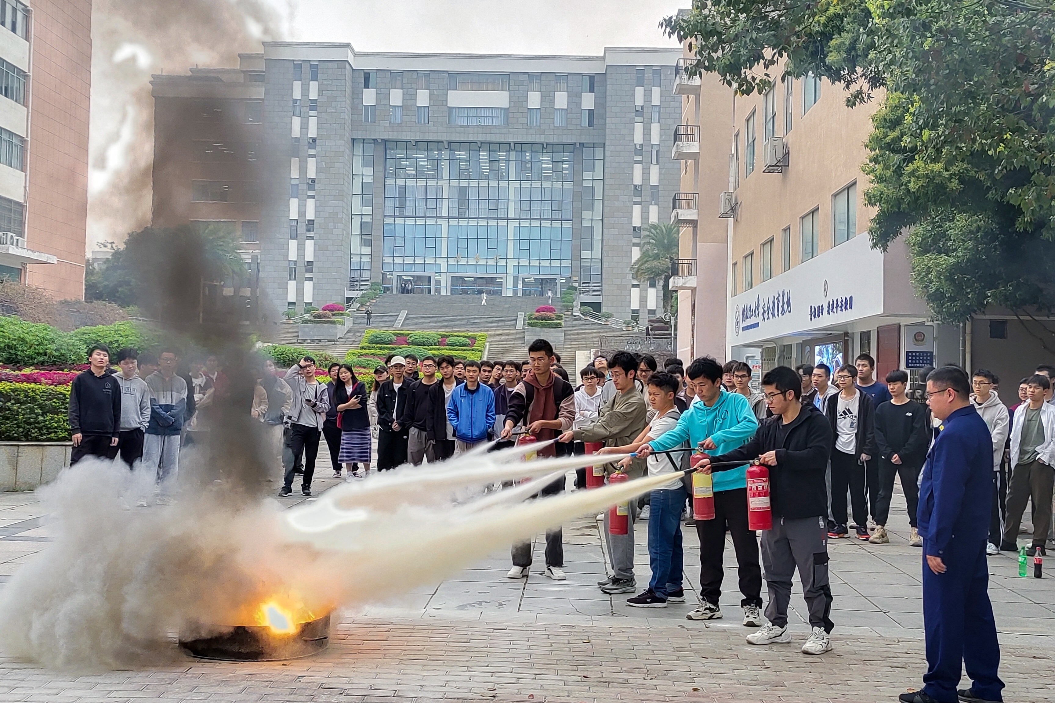 理学院举行校园消防安全知识讲座及现场演练活动 桂林理工大学学工处网站